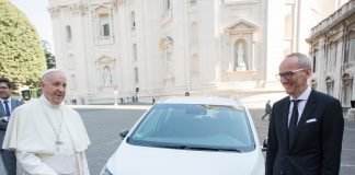 Papa Francisc Opel Ampera-e