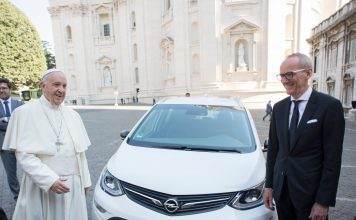 Papa Francisc Opel Ampera-e